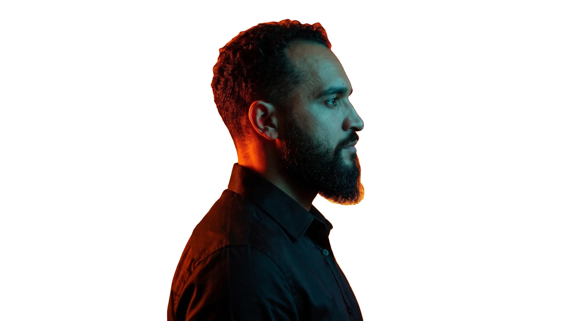 Joanderson Costa Cardoso, da Kivra Labs, de perfil sob luz laranja